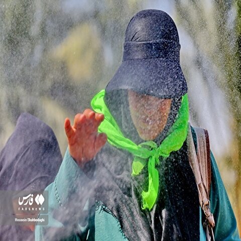تصاویر: خنک کردن «زائرین اربعین» با آب پاشی