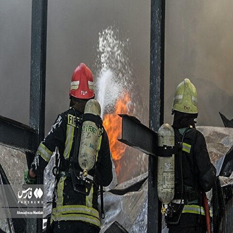 تصاویر: آتش‌سوزی در «شرکت فوم سازی» شیراز