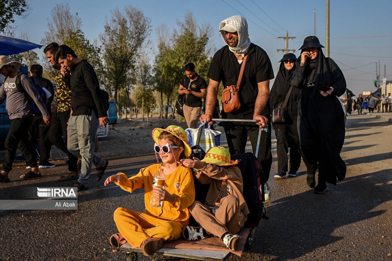 تصاویر: خدمت رسانی به زائران اربعین در مرز مهران