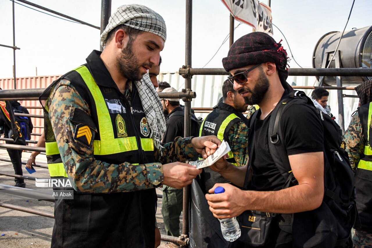 تصاویر: خدمت رسانی به زائران اربعین در مرز مهران