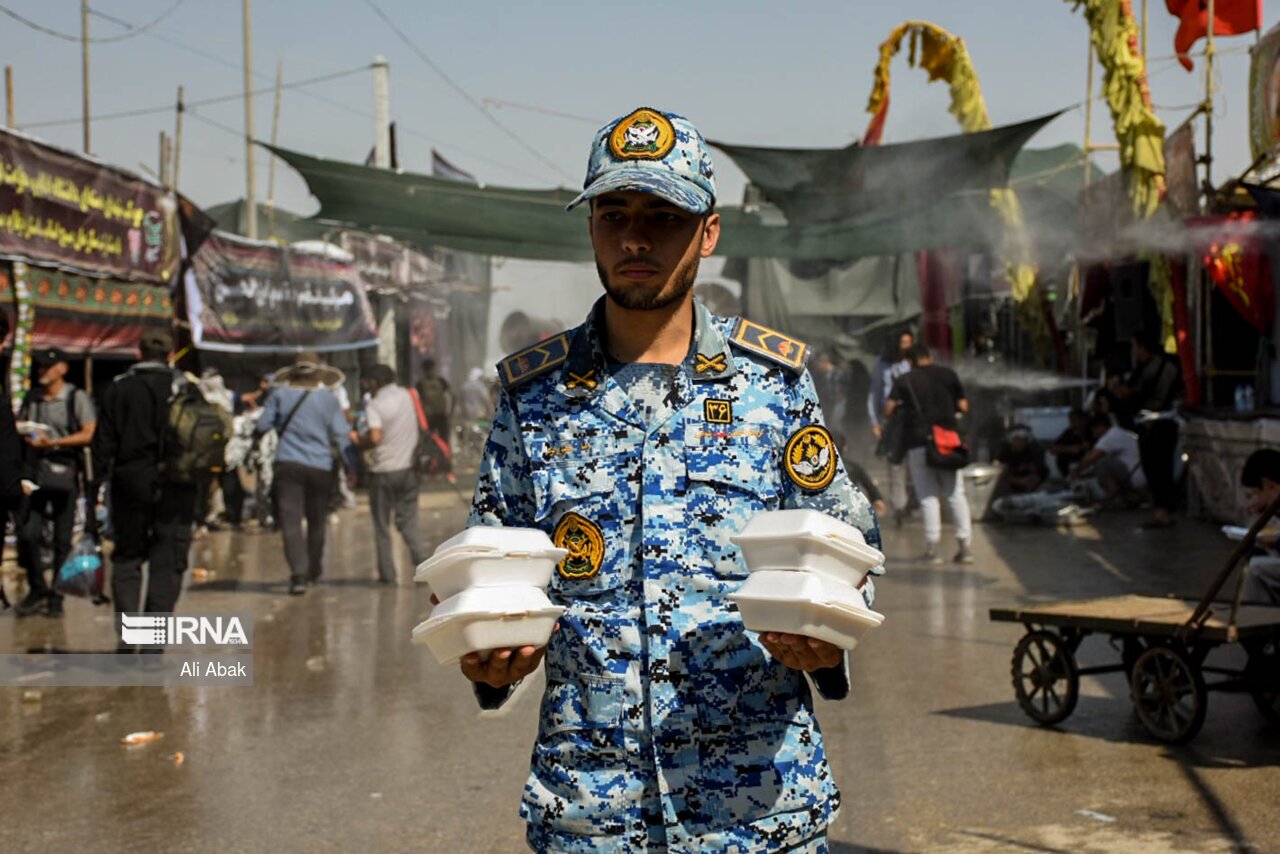 تصاویر: خدمت رسانی به زائران اربعین در مرز مهران