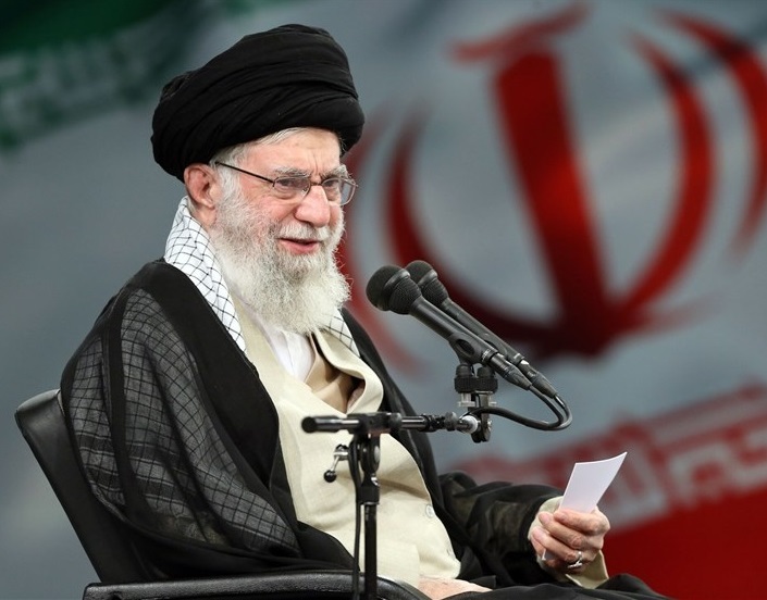 رهبر انقلاب: باید در کنار مذاکرات،‌ تحریم‌ها را خنثی کرد / عمده تحریم‌ها،‌ با هدف گروگان‌گرفتن معیشت مردم است / مهمترین شاخص خنثی‌سازی تحریم‌ها، کاهش تورم است / همه اقدامات مثبت دولت تحت‌الشعاع مشکلات معیشتی مثل گرانی مسکن و اجاره‌بها قرار می‌گیرد؛ این حیف است