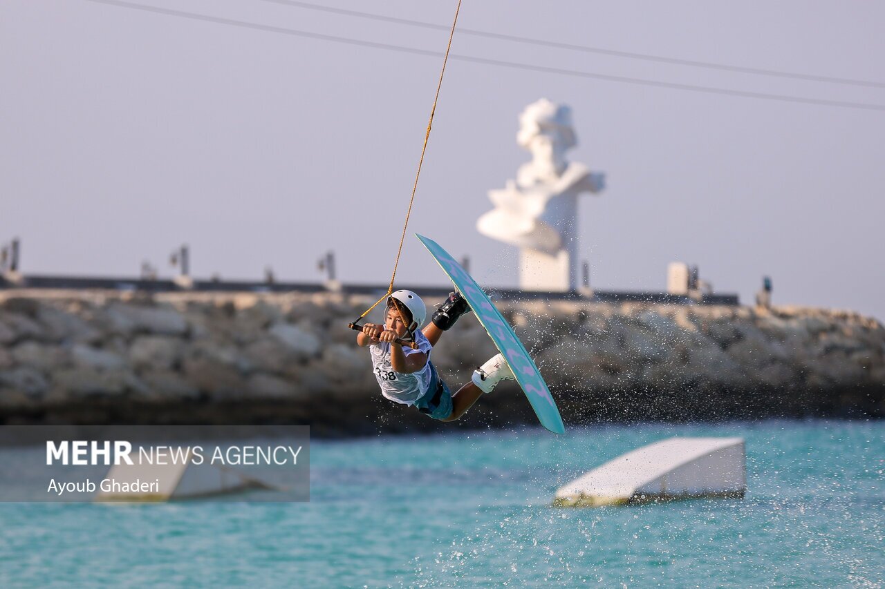 تصاویر: مسابقات قهرمانی «کیبل اسکی» و «پدل بورد» کشور در کیش