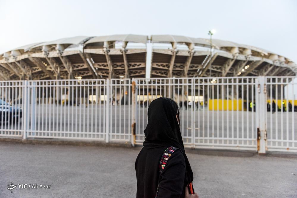 تصاویر: منع تماشاگران خانم از ورود به ورزشگاه نقش جهان