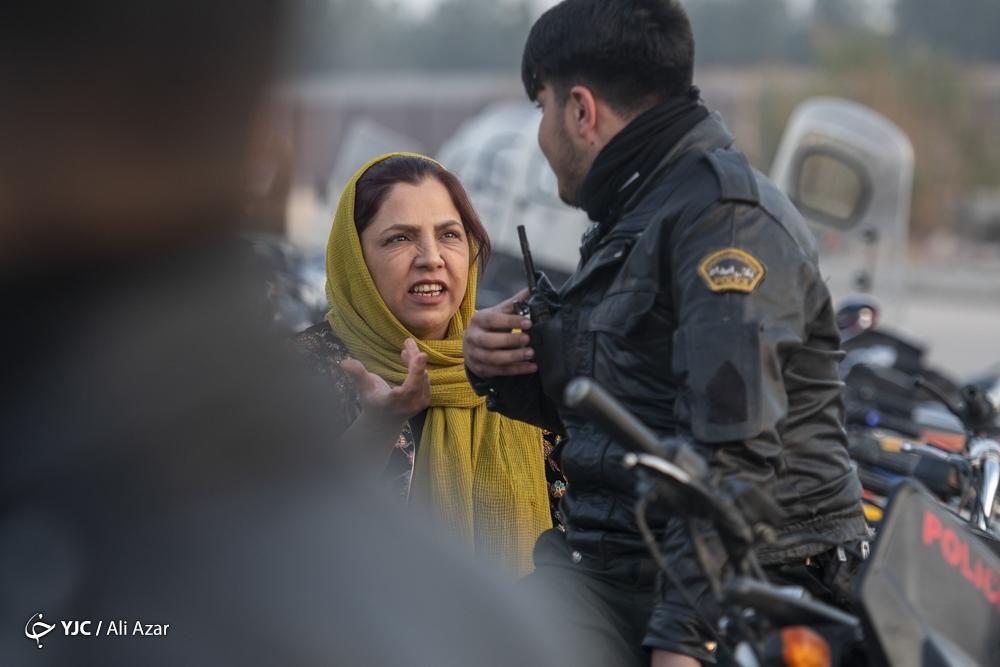 تصاویر: منع تماشاگران خانم از ورود به ورزشگاه نقش جهان