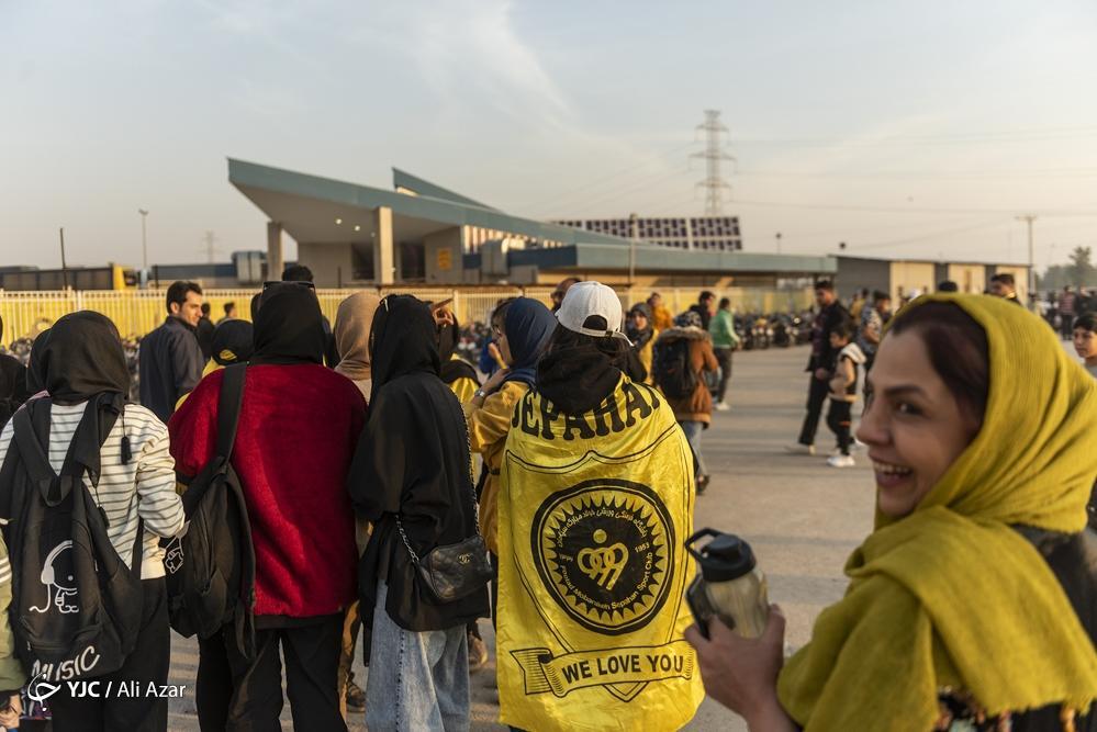 تصاویر: منع تماشاگران خانم از ورود به ورزشگاه نقش جهان