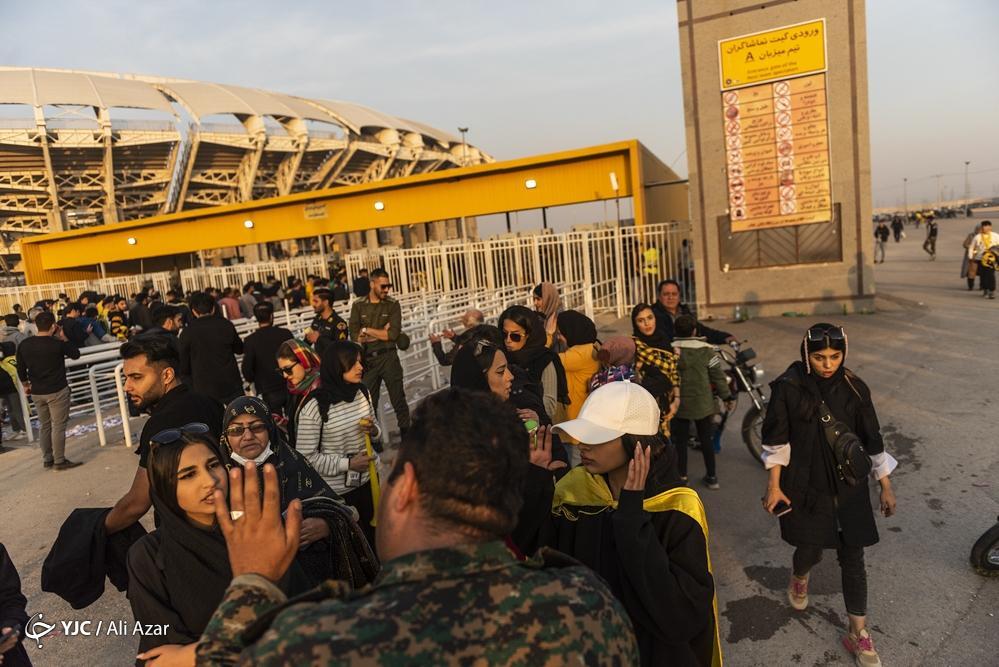 تصاویر: منع تماشاگران خانم از ورود به ورزشگاه نقش جهان