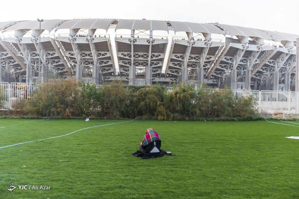 تصاویر: منع تماشاگران خانم از ورود به ورزشگاه نقش جهان