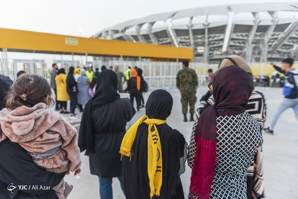 تصاویر: منع تماشاگران خانم از ورود به ورزشگاه نقش جهان