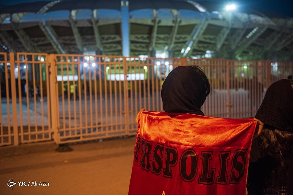 تصاویر: منع تماشاگران خانم از ورود به ورزشگاه نقش جهان