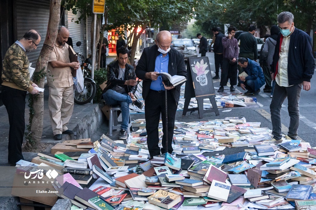 تصاویر: «گذرگاه کتاب» در پیاده راه انقلاب