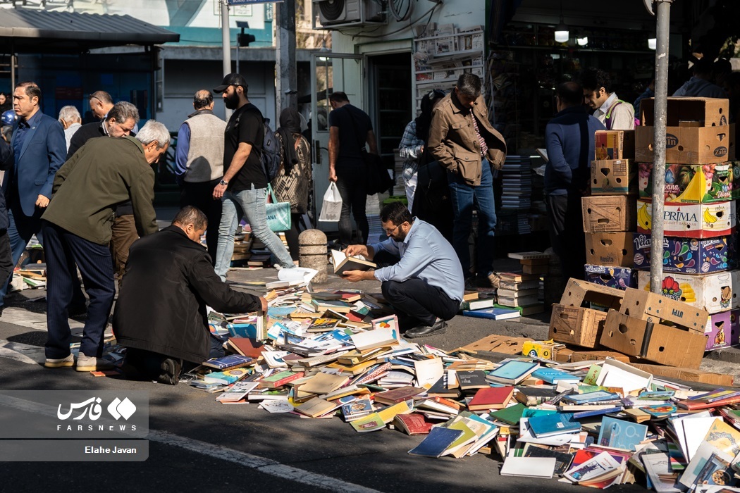 تصاویر: «گذرگاه کتاب» در پیاده راه انقلاب