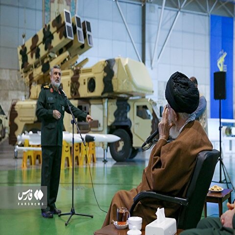 تصاویر: بازدید مقام معظم رهبری از نمایشگاه هوافضای سپاه