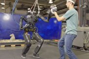 ببینید / مسابقه هیجان‌انگیز بوکس انسان با ربات انسان‌نما