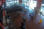 ویدیو / وحشت مشتریان از ورود یک خودرو به داخل رستورانی در واشنگتن
