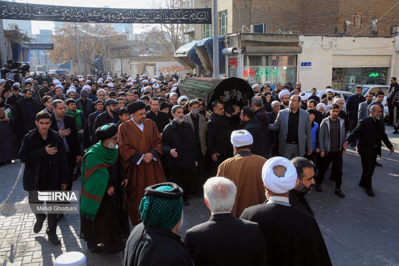 تصاویر: تشییع پیکر همسر آیت الله وحید خراسانی