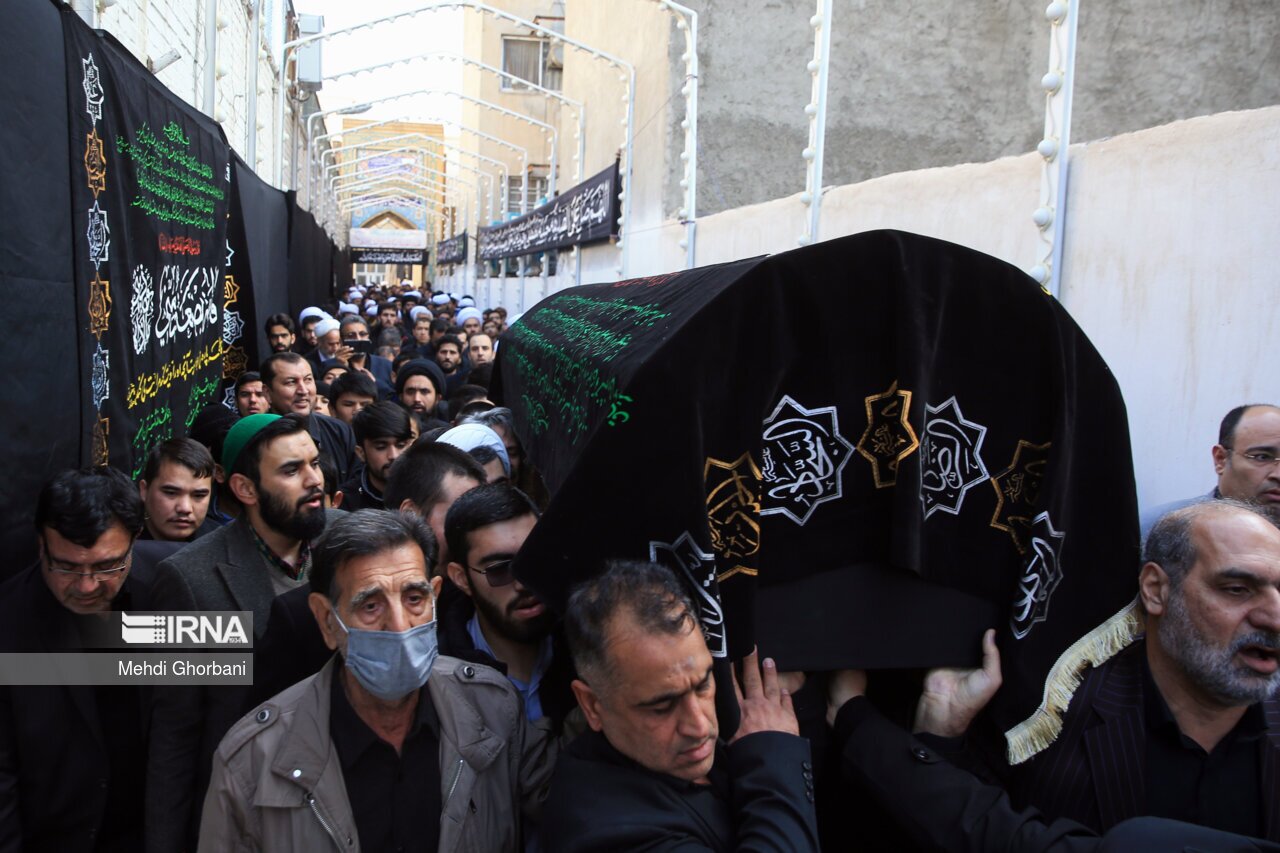 تصاویر: تشییع پیکر همسر آیت الله وحید خراسانی