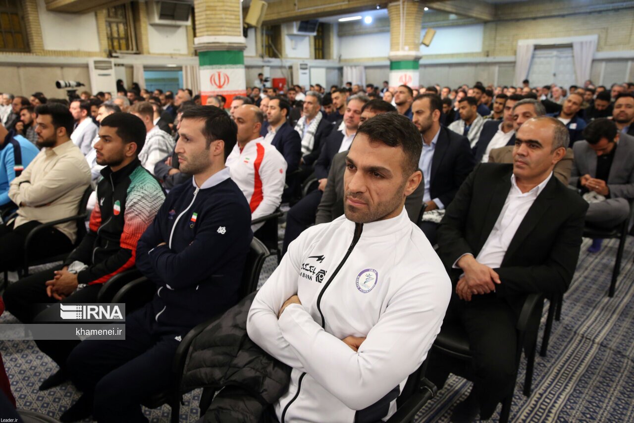 تصاویر: دیدار قهرمانان و مدال‌آوران ورزشی با رهبر انقلاب