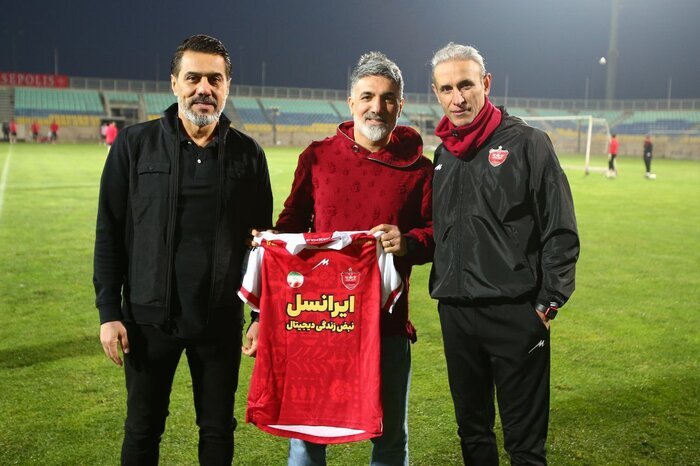 خواننده مشهور میهمان تمرین پرسپولیس در آستانه دربی