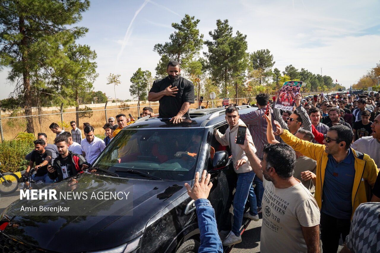 تصاویر: استقبال شیرازی‌ها از «هادی چوپان» نایب قهرمان مستر المپیا