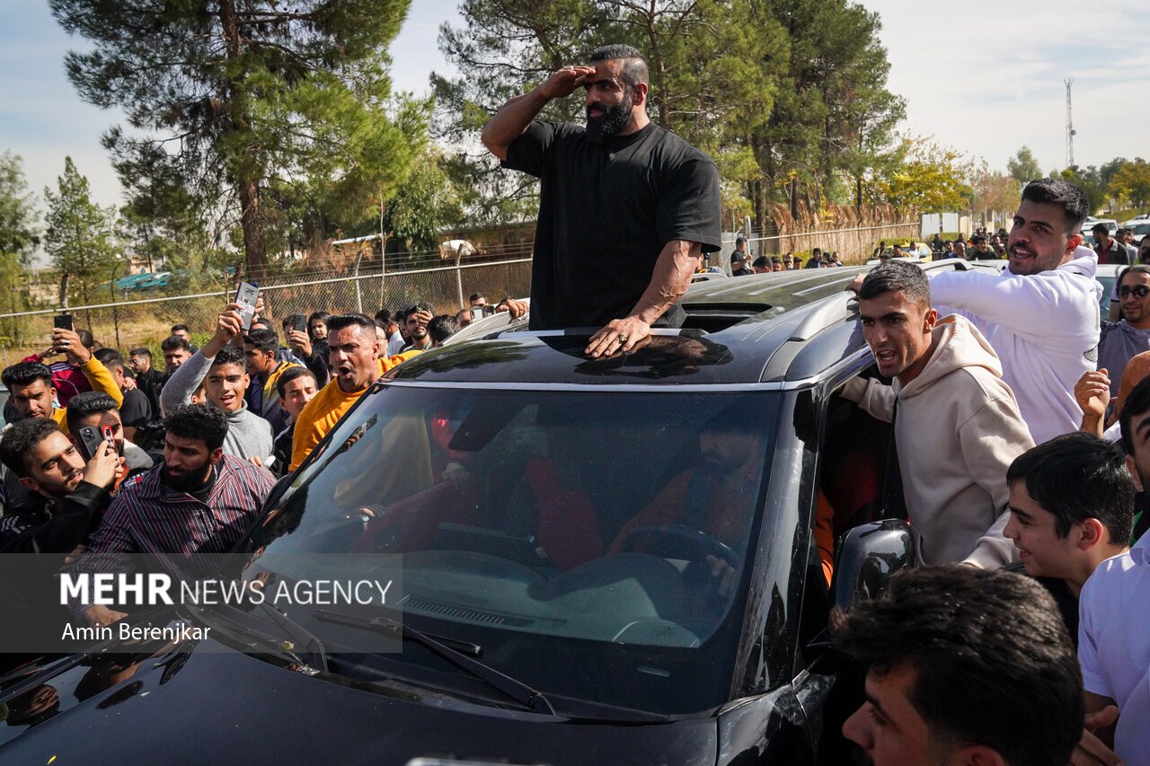 تصاویر: استقبال شیرازی‌ها از «هادی چوپان» نایب قهرمان مستر المپیا