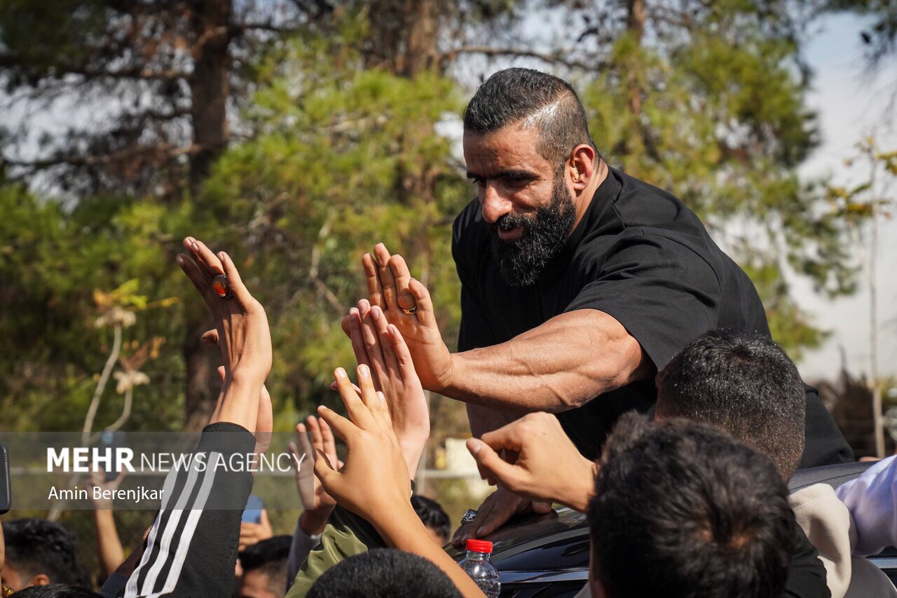 تصاویر: استقبال شیرازی‌ها از «هادی چوپان» نایب قهرمان مستر المپیا
