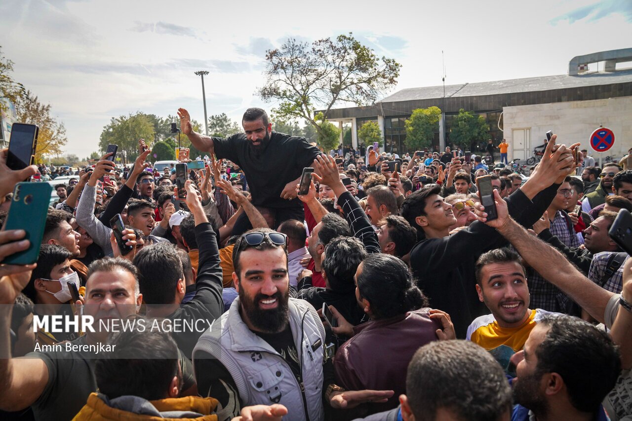 تصاویر: استقبال شیرازی‌ها از «هادی چوپان» نایب قهرمان مستر المپیا