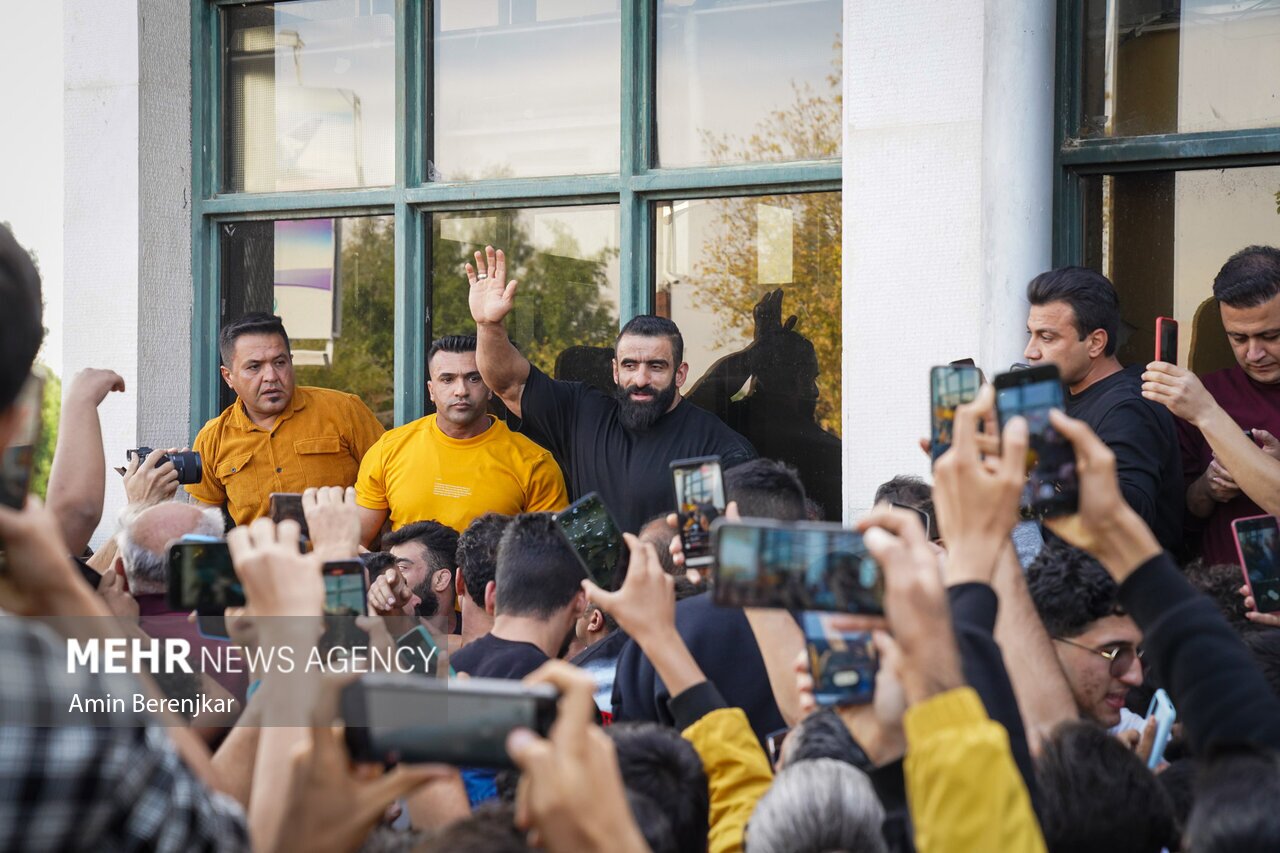 تصاویر: استقبال شیرازی‌ها از «هادی چوپان» نایب قهرمان مستر المپیا