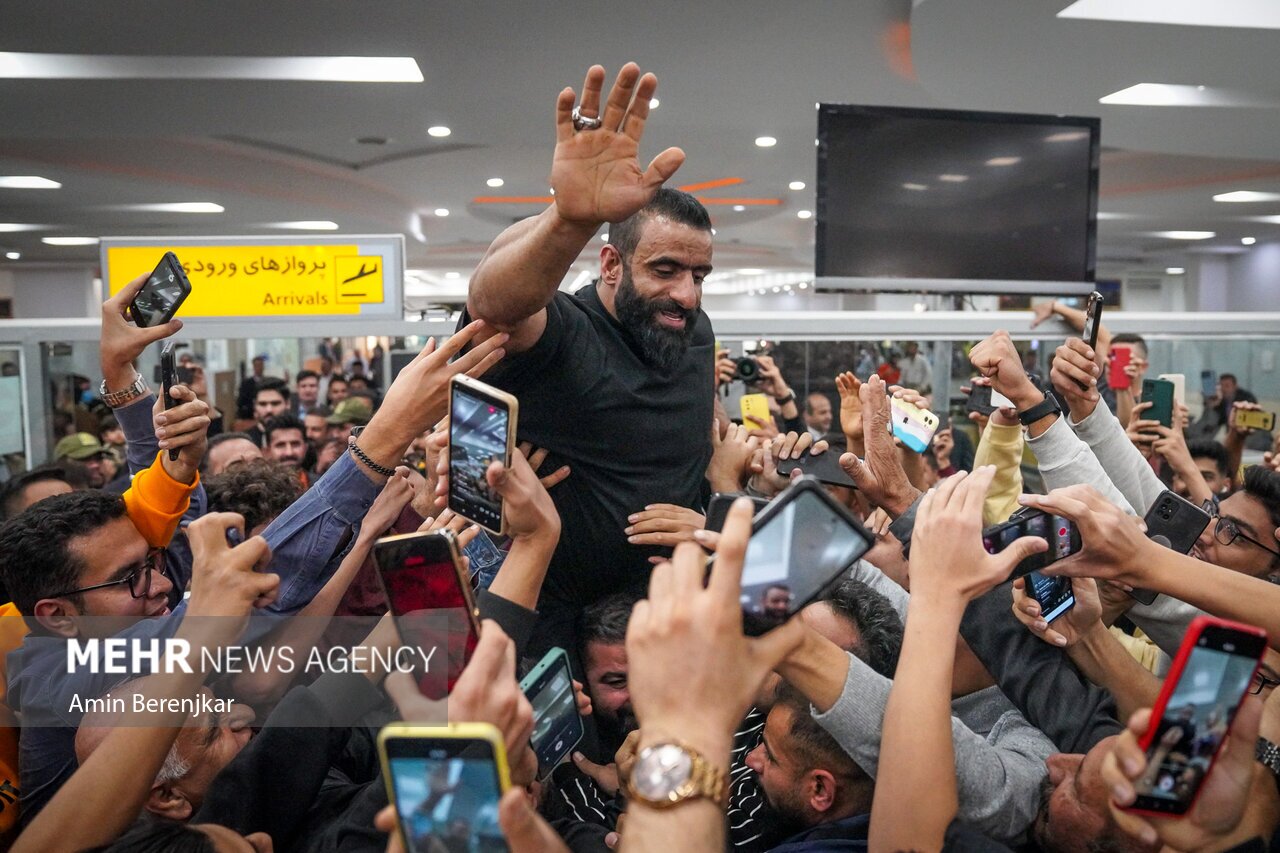 تصاویر: استقبال شیرازی‌ها از «هادی چوپان» نایب قهرمان مستر المپیا