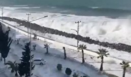 ببینید / امواج غول‌پیکرِ دریا در ترکیه راننده‌ها را غافلگیر کرد