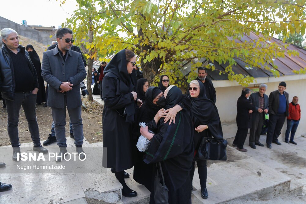 تصاویر: راسم تشییع پیکر پروانه معصومی