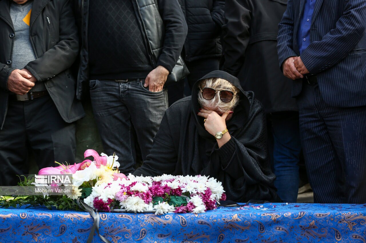 تصاویر: راسم تشییع پیکر پروانه معصومی