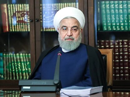 روحانی: در 98 وقتی بنزین گران شد اولین کسی که توئیت زد و مخالفت کرد، آقای رئیسی، رئیس قوه قضائیه بود که نامه سران قوا برای گران کردن بنزین را با خط خودش امضا کرده بود!