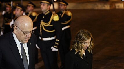 ویدیو / نخست وزیر لبنان یک زن را به اشتباه به جای نخست وزیر ایتالیا بوسید!