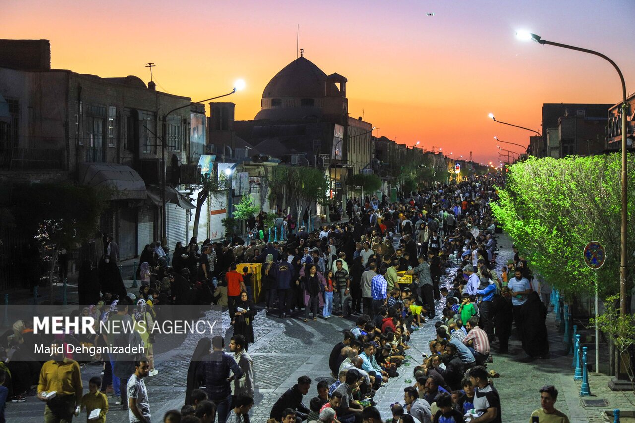 تصاویر: برپایی بزرگترین سفره افطار تاریخ یزد