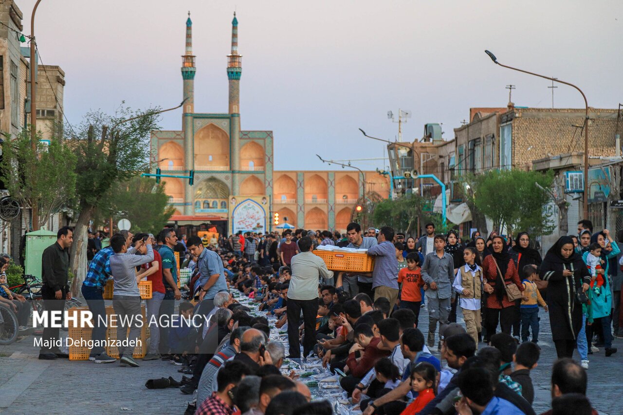 تصاویر: برپایی بزرگترین سفره افطار تاریخ یزد