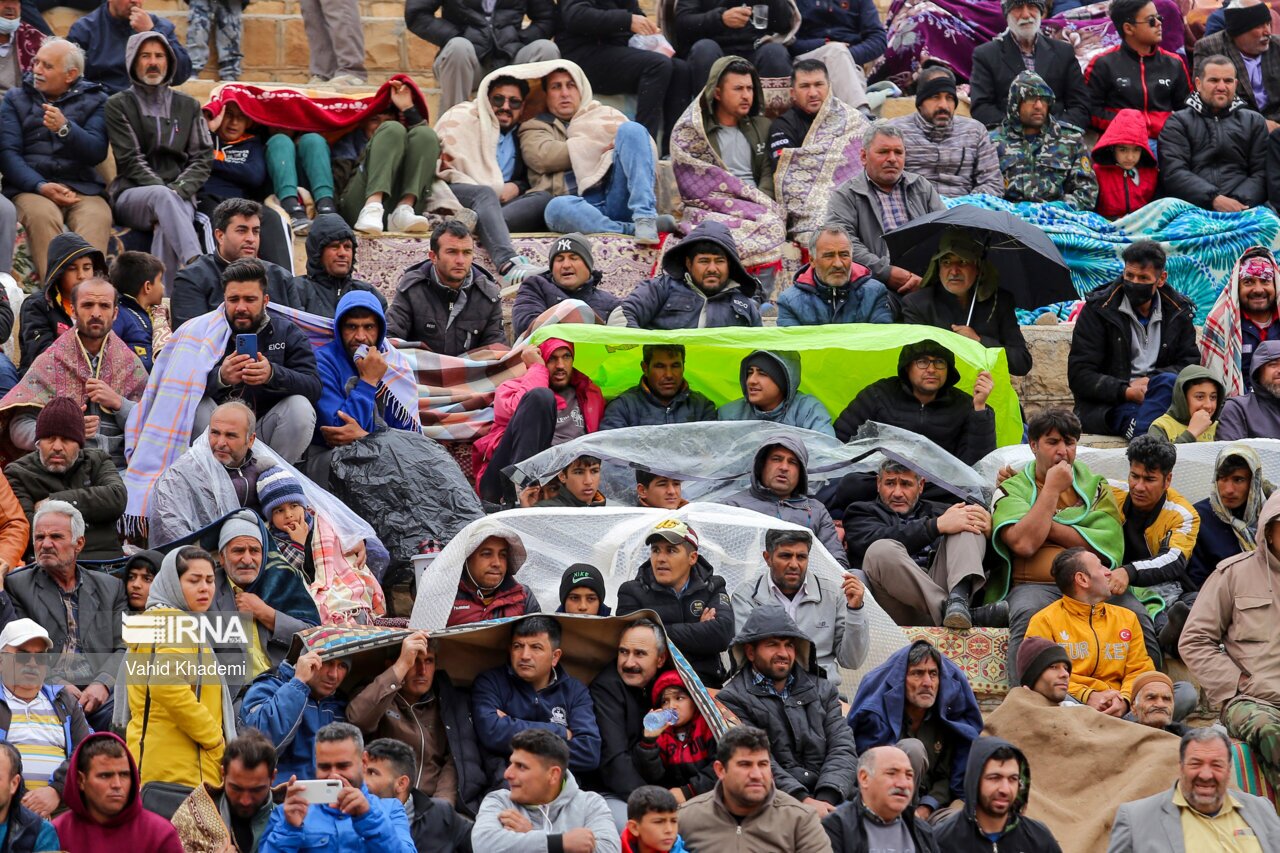 تصاویر: مسابقات کشتی چوخه در گود زینل خان