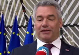 ببینید / واکنش جالب صدراعظم اتریش به کوبیدن میکروفن به صورتش توسط خبرنگار