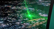 ببینید / تاباندن لیزر به سوی هواپیما‌های در حال پرواز توسط یک مرد در بریتانیا