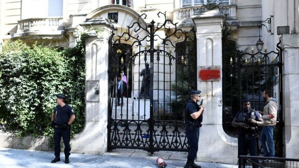 ادعای رویترز : حادثه مقابل کنسولگری ایران در پاریس/ پلیس مقابل ساختمان را محاصره کرده