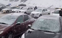 ببینید / بارش برف شدید در جادهٔ چالوس و توقف خودرو‌ها