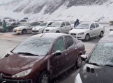 بارش برف در جاده کرج-چالوس ترافیک را سنگین‌تر کرد