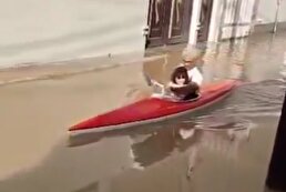 ببینید / قایق سواری در کوچه های اهواز پس از بارش روزهای اخیر