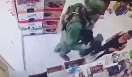 ببینید/ ضرب و شتم کودک فلسطینی توسط سرباز اسرائیلی