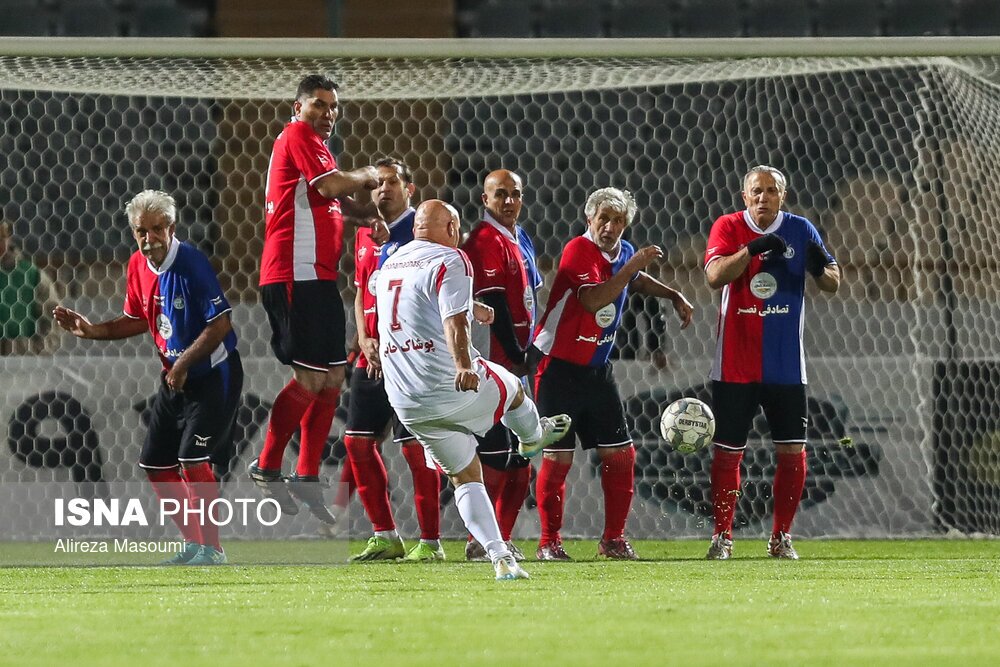 تصاویر: دیدار تیم‌های «منتخب ۹۸» و «پیشکسوتان سرخابی‌ها»