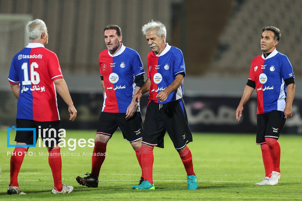 تصاویر: دیدار تیم‌های «منتخب ۹۸» و «پیشکسوتان سرخابی‌ها»