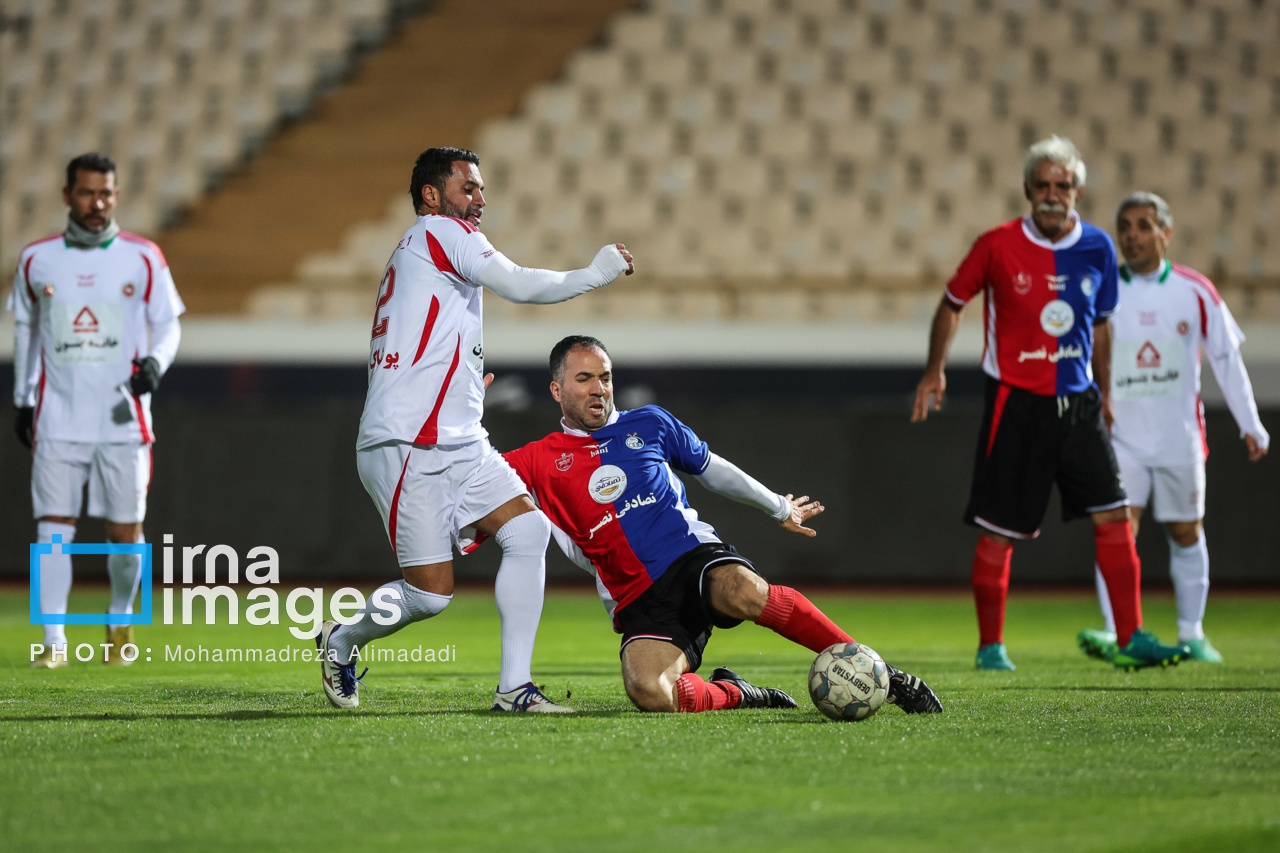 تصاویر: دیدار تیم‌های «منتخب ۹۸» و «پیشکسوتان سرخابی‌ها»