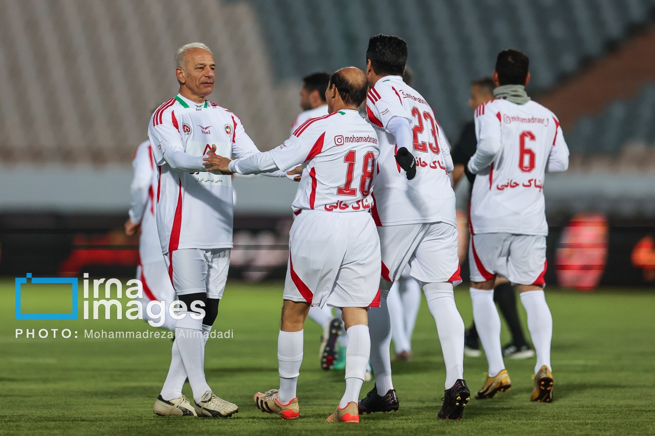 تصاویر: دیدار تیم‌های «منتخب ۹۸» و «پیشکسوتان سرخابی‌ها»