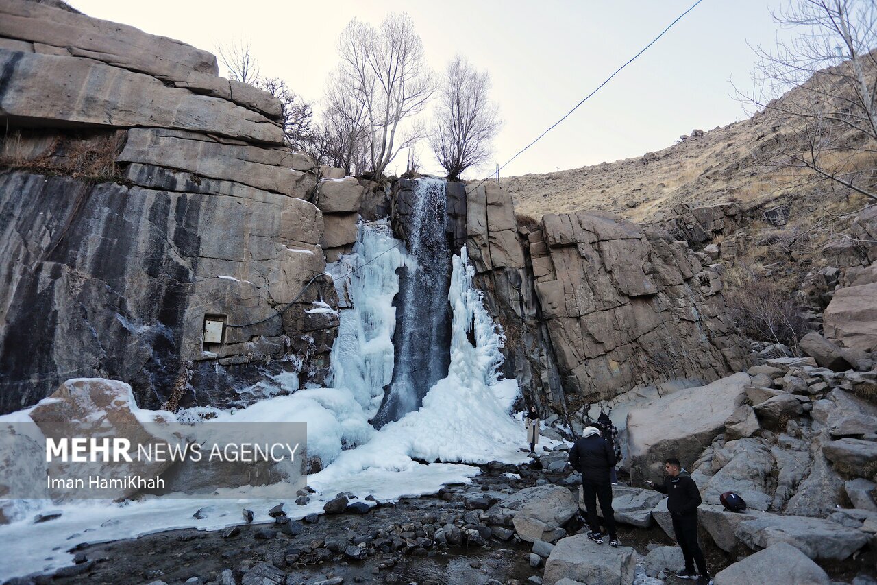 تصاویر: انجماد آبشار گنجنامه در همدان