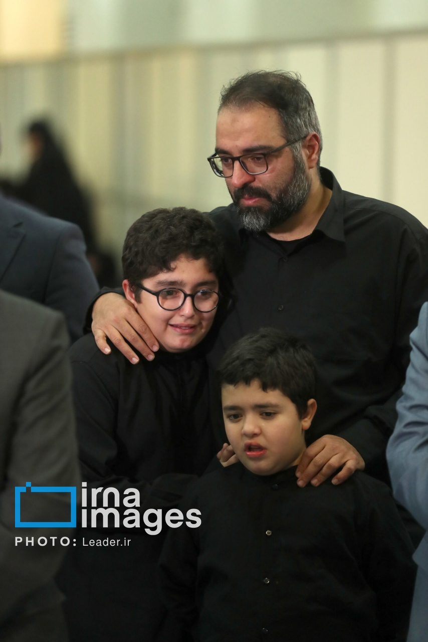 تصاویر: اقامه نماز رهبری بر پیکر قاضی رازینی و حجت الاسلام مقیسه